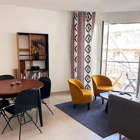Charming Two Bedroom With Balcony In Apartment *