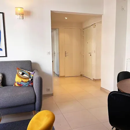 Apartment Charming Two Bedroom With Balcony In